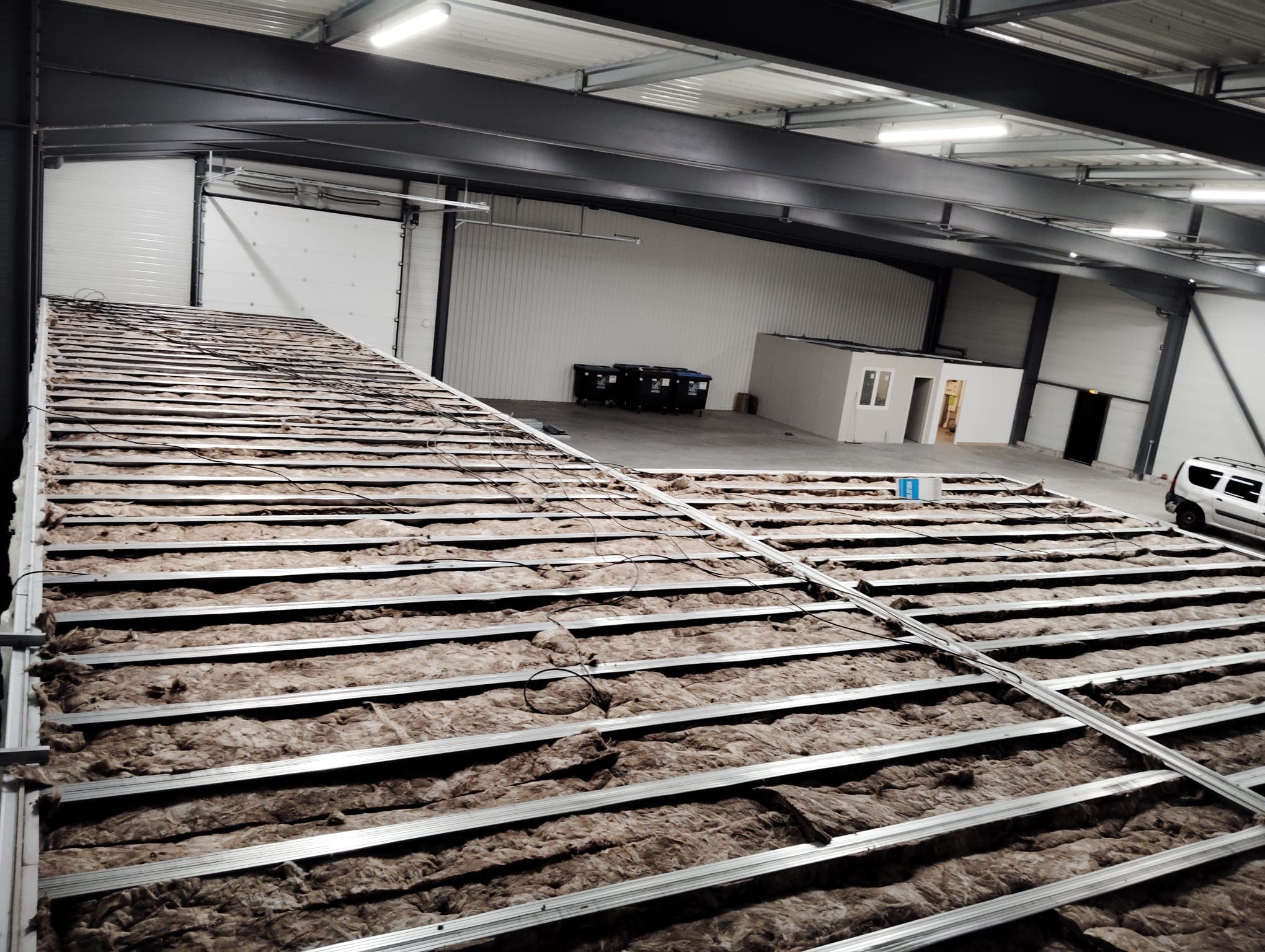 Chantier d'isolation d'un hangar industriel réalisé par V.T.P Plâtrerie