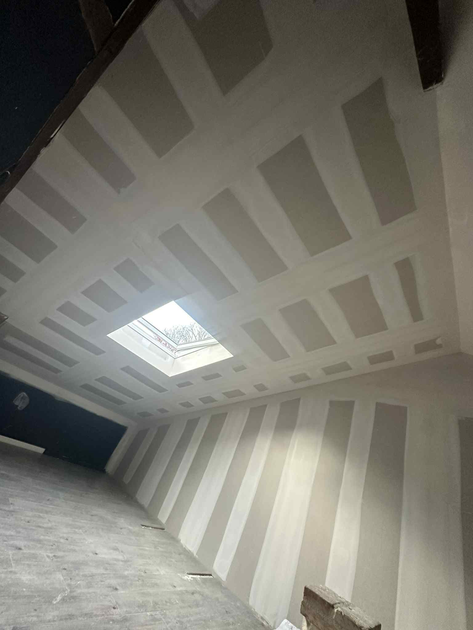 Finition de bandes au plafond